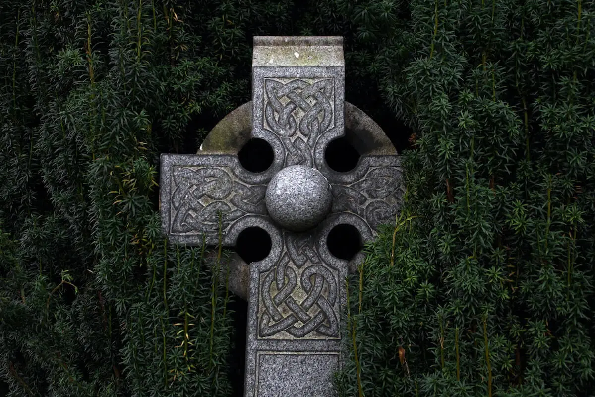 Croix Celtique dans une forêt