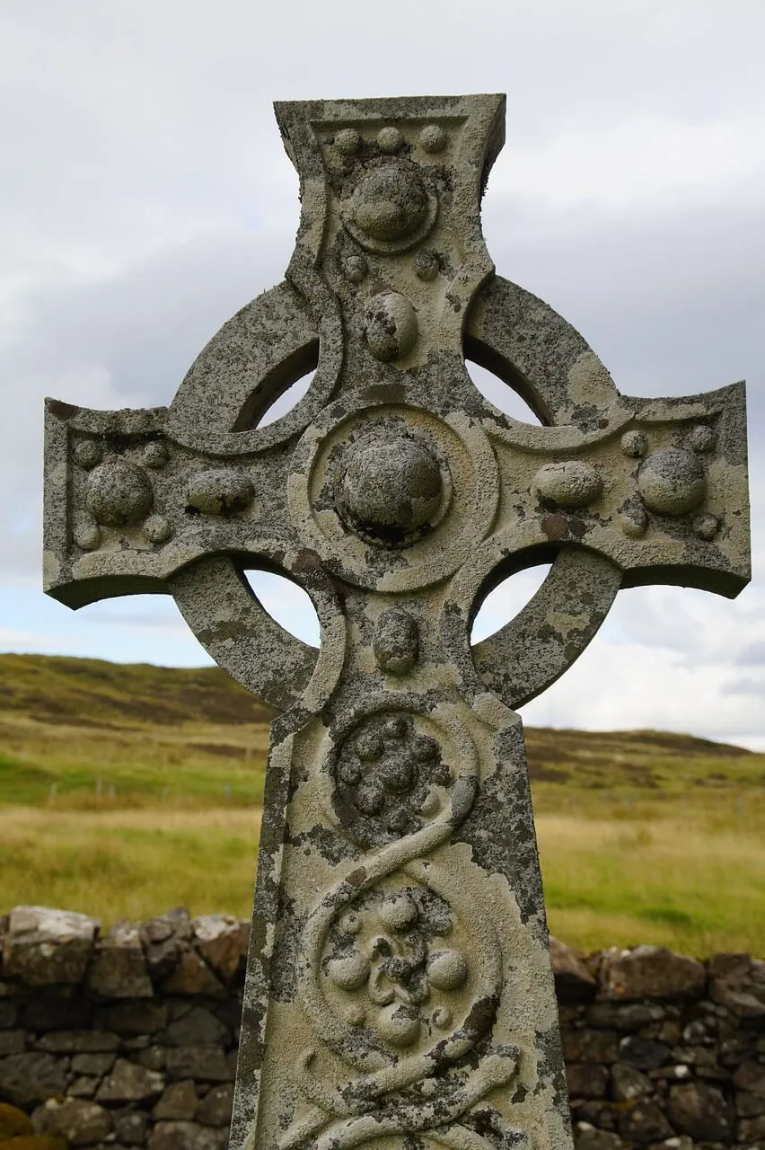 Croix celtique dans la campagne irlandaise