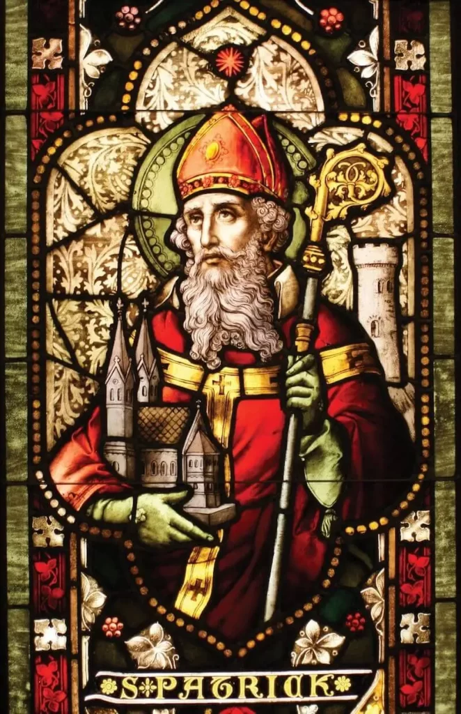 Vitrail représentant Saint-Patrick d'Irlande dans une cathédrale